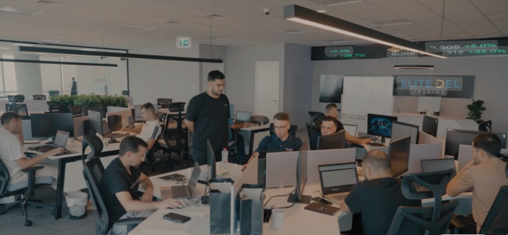 Pako Thawani con el equipo de Elite del Trading